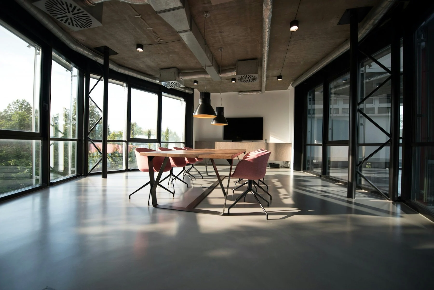 Ambiente corporativo con mobiliario contemporáneo, fotografía de referencia